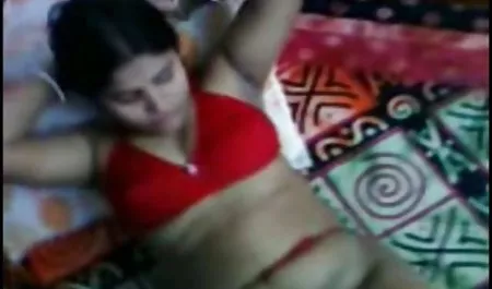 Rentangkan lututnya bokep indo tante semok lebar-lebar