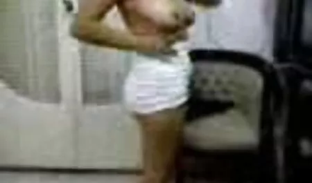 Anya dan Max di kamar mandi tante mesum indo